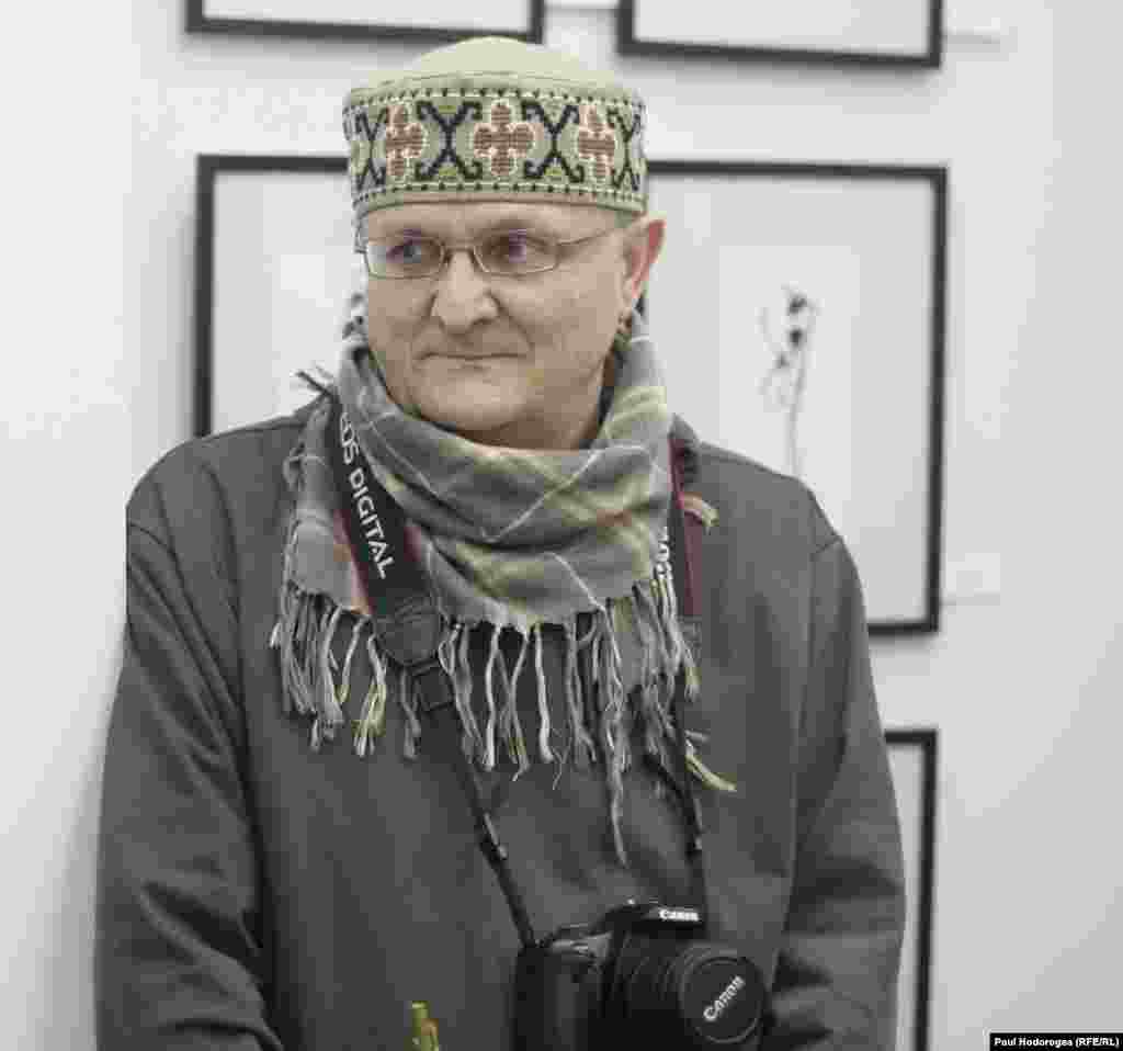 Vasile Botnaru în fața viselor la expoziția sa de la Muzeul Național de Artă al Moldovei (17 noiembrie-4 decembrie)