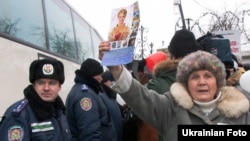 Supporters of former Prime Minister Yulia Tymoshenko and police near Kachanivska prison in Kharkiv on February 14.