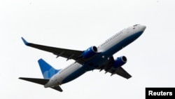 Самолет российской авиакомпании «Добролет» направляется в Симферополь, 10 июня 2014 г․