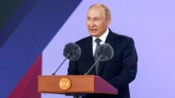 Рускиот претседател Владимир Путин одржува говор за време на церемонијата на отворање на воено-техничкиот форум Армија-2022 во Конгресниот и изложбен центар Патриот во Московскиот регион, 15 август 2022 година