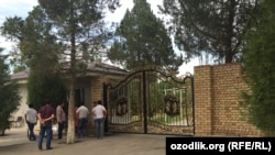 Кәсіпкер Ахмад Тұрсынбаевтың үйінің маңына жиналған адамдар.
