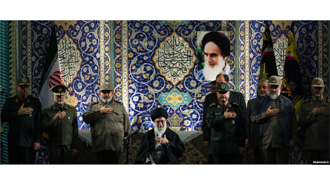 رهبر جمهوری اسلامی و فرماندهان ارشد نیروهای نظامی و انتظامی در دیدار با فرماندهان بسیجی در سال ۹۲