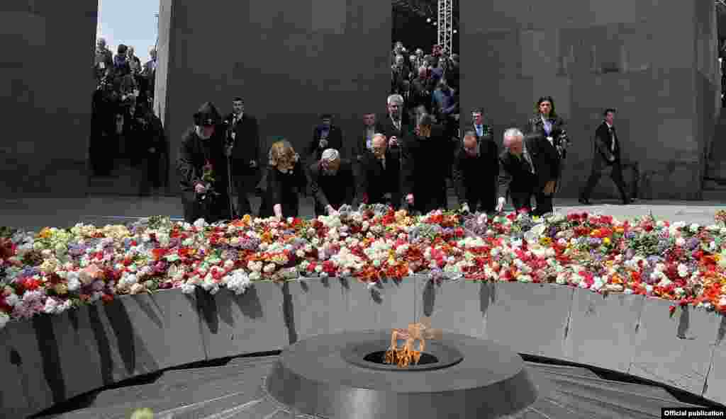 Президенты Армении, России, Франции, Сербии и Кипра возлагают цветы к мемориалу жертвам Геноцида армян, Ереван, 24 апреля 2015 г.