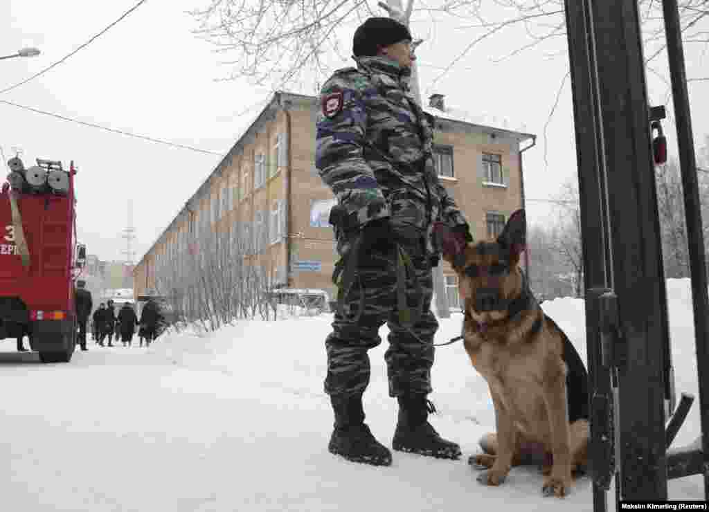 РУСИЈА - Руските власти соопштија дека наставничка и две момчиња биле сериозно повредени во, како што истражителите опишаа, борба со нож во средно училиште во градот Перм. Регионалното Министерство за безбедност информира дека вкупно 15 лица, повеќето ученици, биле повредени во училиштето Број 127.