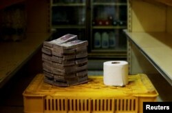 Рулон туалетной бумаги и 2600000 боливаров, за которые его можно было купить пару недель назад - с тех пор цена опять выросла.
