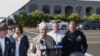 Șeriful de la San Diego, Bill Gore, adresîndu-se presei în fața Sinagogii Chabad of Poway după atacul de la 27 aprilie 2019 la Poway