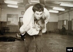 Mladi Vladimir Putin na džudo treningu u sportskoj školi u Sankt Peterburgu 1971. godine.
