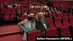 Кыргызстандыктардын форуму башталуу алдында. Ага Бишкектин мурунку мэри Бори Силаев да келди.