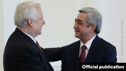 Президент Армении Серж Саргсян и член Совета Федерации России, сопредседатель армяно-российской комиссии по межпарламентскому сотрудничеству Николай Рыжков (слева), Ереван, 31 октября 2014 г. (Фотография - пресс-служба президента Армении) 