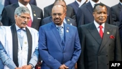 Presidenti i Sudanit Omar al-Bashir (në mes) së bashku me disa pjesëmarrës të tjerë të samitit në Afrikën Jugore