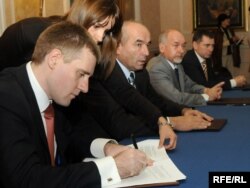Vječeslav Kirilov, Igor Lukšić Branko Vujović potpisuju memorandum o reorganizaciji u KAP-u, 2009.