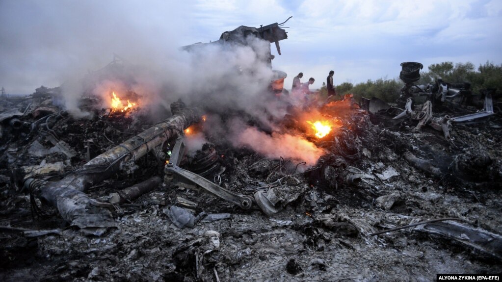 Горящие обломки сбитого малайзийского "Боинга" на поле вблизи Донецка. 17 июля 2014 года