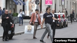 Georgian President Mikheil Saakashvili (right) shops in Milan. (Photo courtesy of Georgian newspaper "Alia")