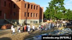 Хросны ход вакол храма, які ўзводзіцца