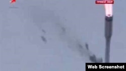 Падение ракеты-носителя «Протон-М» на стартовой площадке космодрома Байконур. Скриншот с сайта телеканала «Россия 24». 