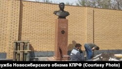Установка памятника Сталину в Новосибирске.