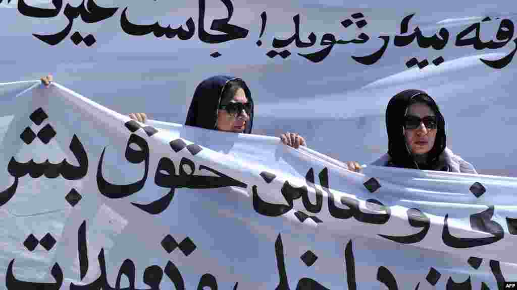 Afganistan - Protest žena u Kabulu zbog nedavne javne egzekucije mlade žene optužene za preljubu, 11. juli 2012. Foto: AFP / Massoud Hossaini