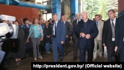 Аляксандар Лукашэнка падчас наведваньня магілёўскага завода «Строммашына». 22 ліпеня 2016 году