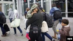 Беженцы в аэропорту. Иллюстративное фото.