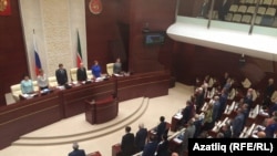 Putinniñ adına muracaatnıñ metini salonda olğan bütün 83 deputat tarafından desteklendi