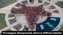 Школьников выстроили в виде пятиконечной звезды во время празднования Дня народного единства в Кемерове