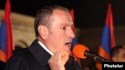 Armenia -- Opposition leader Levon Ter-Petrosian speaks at a rally in Yerevan, 09Nov2010.