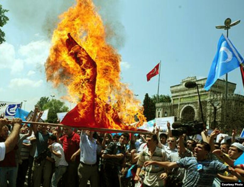 Демонстрация протеста против политики Китая в Турции. Стамбул, 10 июля 2009 года. 