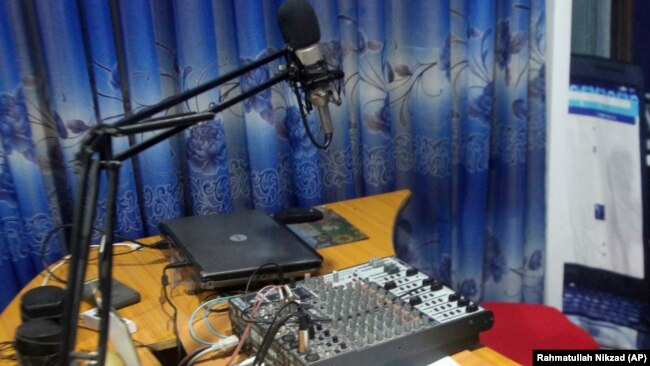 ارشیف: په افغانستان کې د یوې محلي راډیو سټډیو