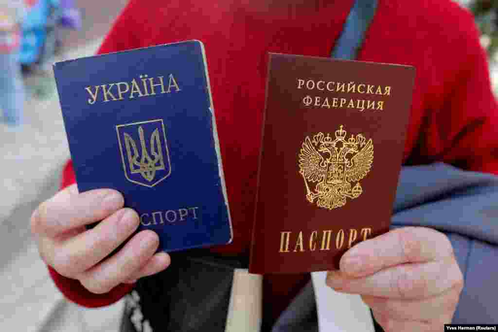 7 квітня 2014 року, Севастополь. Після невизнаного &laquo;референдуму&raquo; кримчан змушують отримувати російські паспорти