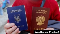 Украинский и российский паспорта. Иллюстративное фото.