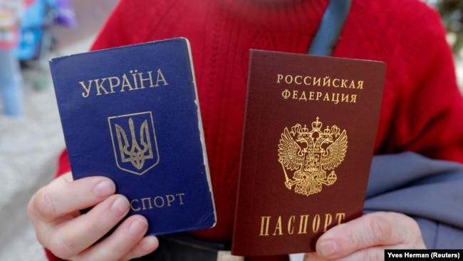 Більшість жителів анексованого Криму мають і український, і російський паспорти
