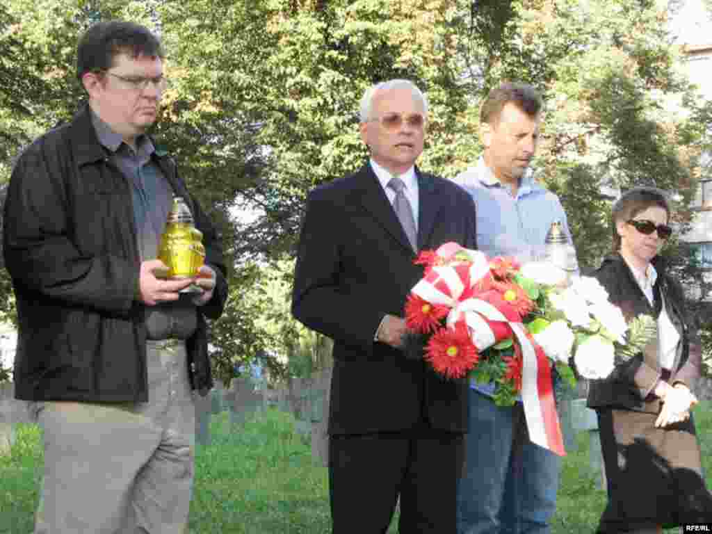 Актывісты Саюзу палякаў ушанавалі памяць польскіх афіцэраў і жаўнераў. Прамаўляе консул Ян Срока, Горадня, 1 верасьня