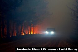 Учителька Оксана Невмержицька їде у село Острови рятувати своїх учнів. Фото Віталія Юшкевича. 16 квітня 2020 року
