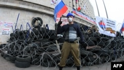 Донецктеги обладминистрациянын имаратын ээлеп алгандар аны тосмо менен курчап алышкан, 10-апрель, 2014-жыл. 