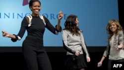 АҚШ президенті Барак Обаманың әйелі Мишель Обама Nickelodeon телеарнасының актерлерімен билеп жүр. Вирджиния, 13 қаңтар 2012 жыл.