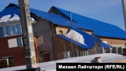 Дом хозяина поселка – Вячеслава Зуева занимает почти половину участка, который раскинулся на целый квартал