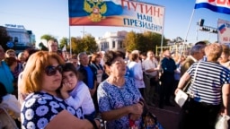 Предизборен митинг на партията на Путин "Единна Русия" в анексирания Крим, 16 септември 2016 г. На плаката пише: "Путин е нашият президент".