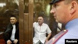 Підозрювані Лом-Алі Гайтукаєв (п) і Рустам Махмудов у залі суду