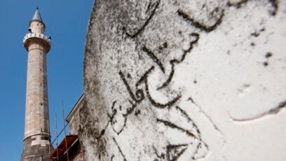 Rekonstrukcija Hadum džamije u Đakovici, jedan od najstarijih spomenika na Kosovu koji svedoči o sakralnoj arhitekturi osmanskog perioda, nakon što je delomično uništena tokom rata na Kosovu 1998-1999. godine (2. april 2009.)
