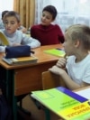 За даними КМДА, зараз у місті визначили різні варіанти – від проведення занять в укриттях для молодших школярів до змішаного чи дистанційного навчання