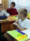 За даними КМДА, зараз у місті визначили різні варіанти – від проведення занять в укриттях для молодших школярів до змішаного чи дистанційного навчання