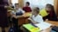 За даними КМДА, зараз у місті визначили різні варіанти – від проведення занять в укриттях для молодших школярів до змішаного чи дистанційного навчання