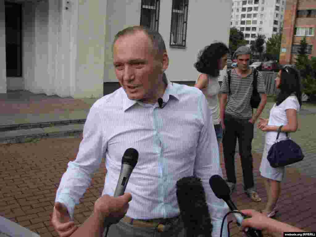 Уладзімер Някляеў каля суду 22 ліпеня 2011 году.