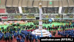 Жители Ашхабада празднуют День государственного флага на стадионе «Олимпийский». 