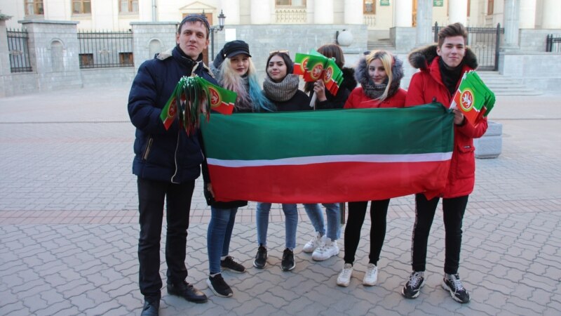 Татарстан байрагы көнендә татар активистлары Казанда байракчыклар таратты
