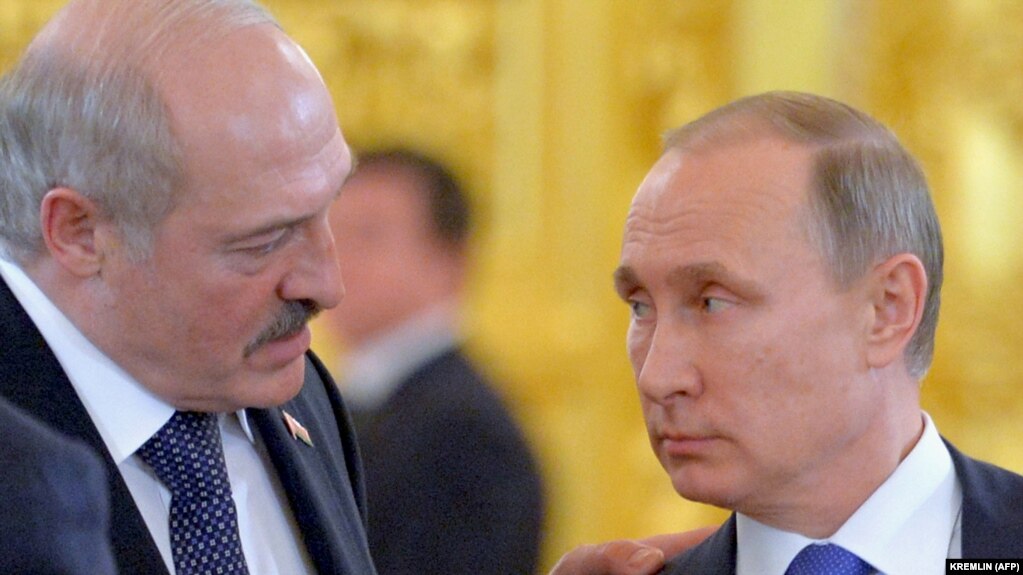 There were no major announcements following the talks, although both Russian President Vladimir Putin (right) and his Belarusian counterpart, Alyaksandr Lukashenka (left) praised the progress being made toward unifying the two countries. (file photo)