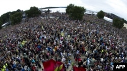 Осло. Чтобы почтить память жертв двойного теракта, более 150 тысяч человек вышли с цветами в руках