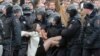 Ольгу Лозину задерживают сотрудники полиции 