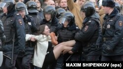 Поліція затримує учасників антикорупційної акції у Москві, 26 березня 2017 року