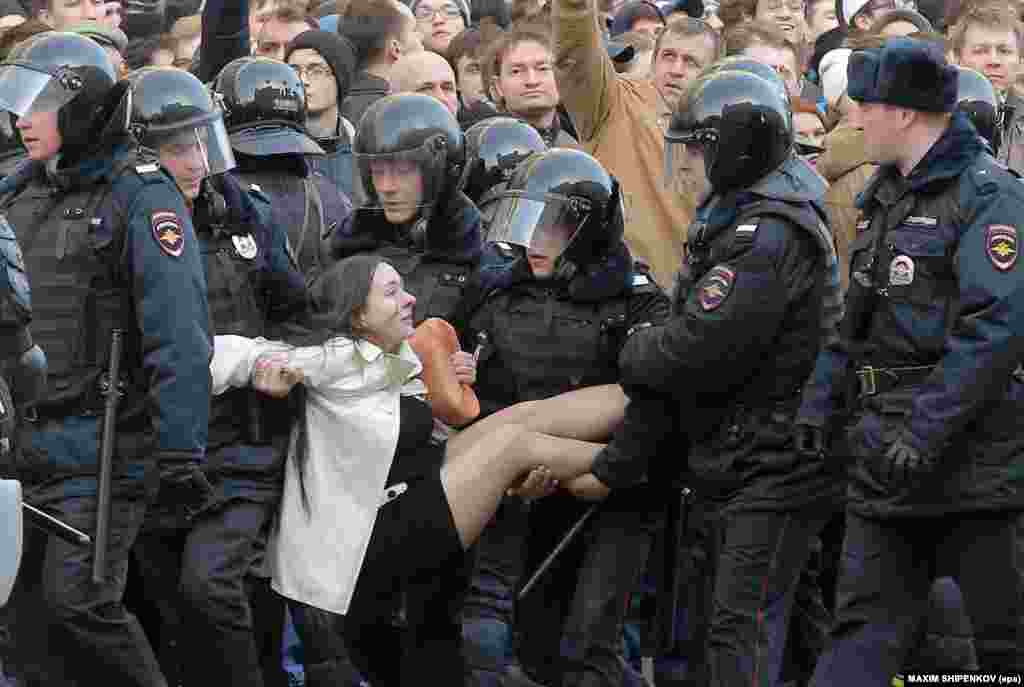 Policia në Moskë duke arrestuar një protestuese më 26 mars, 2017. Mbi 1 mijë persona u arrestuan në mbarë Rusinë, në protestat më të mëdha anti-qeveritare në Rusi. &nbsp;(EPA/Maxim Shipenkov)